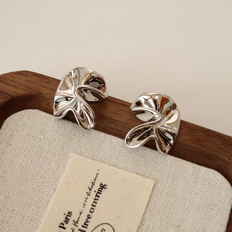 

Unique pleated design, temperament, high-end stud earrings, European and American cold style jewelry