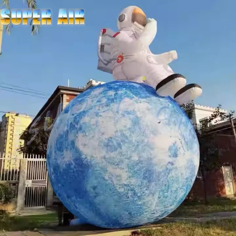 Werbenanpassung riesiger aufblasbarer Cartoon aufblasbarer Raumfahrer mit Mond