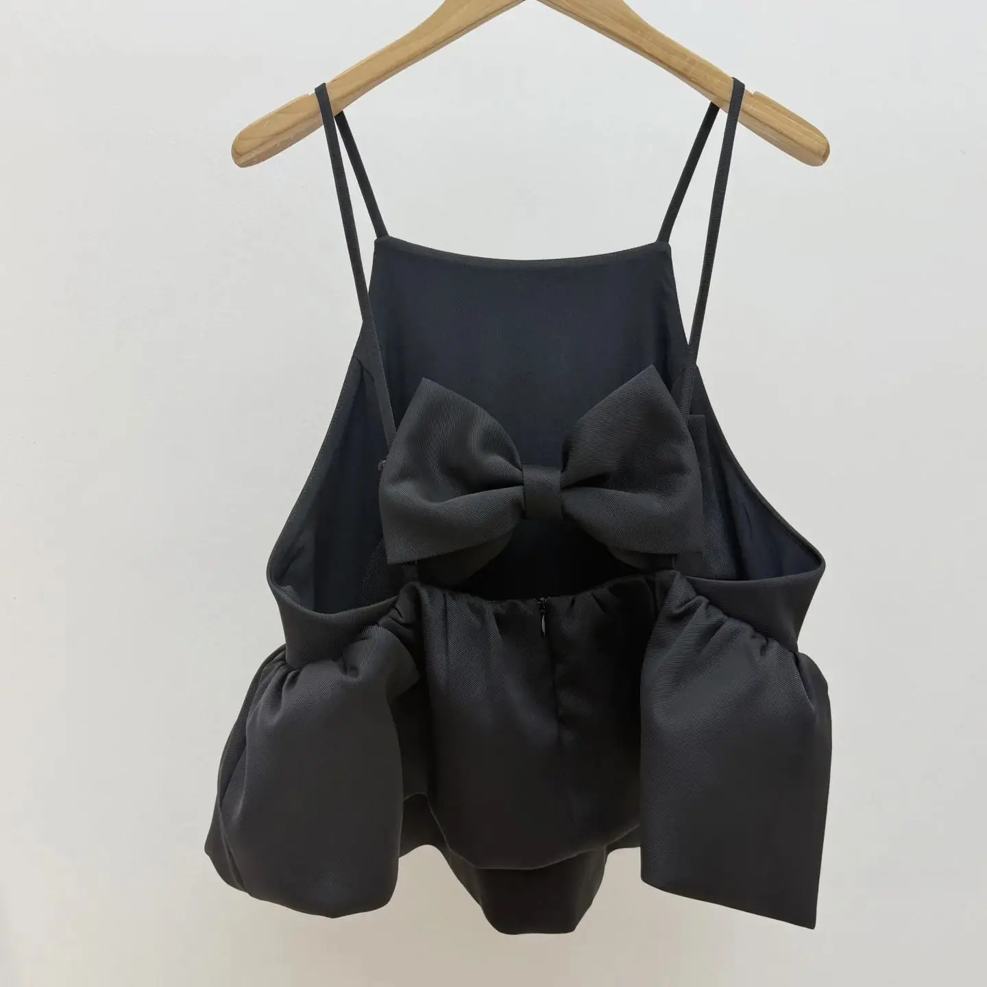 

Весенне-летний женский комплект: тонкий топ-камизоль без рукавов с бантом и бретелями + элегантные повседневные брюки с высокой талией и широкими штанинами