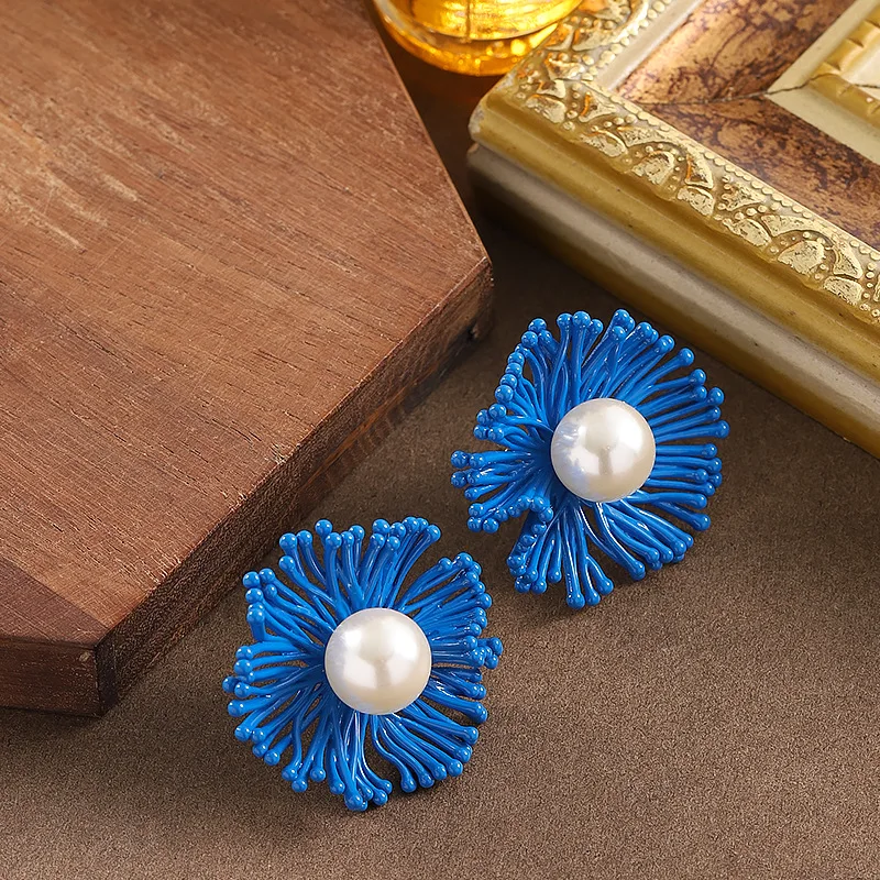 

Fresh, sweet and exquisite resort-style pearl stud earrings, light luxury niche high-end cold-style commuter earrings