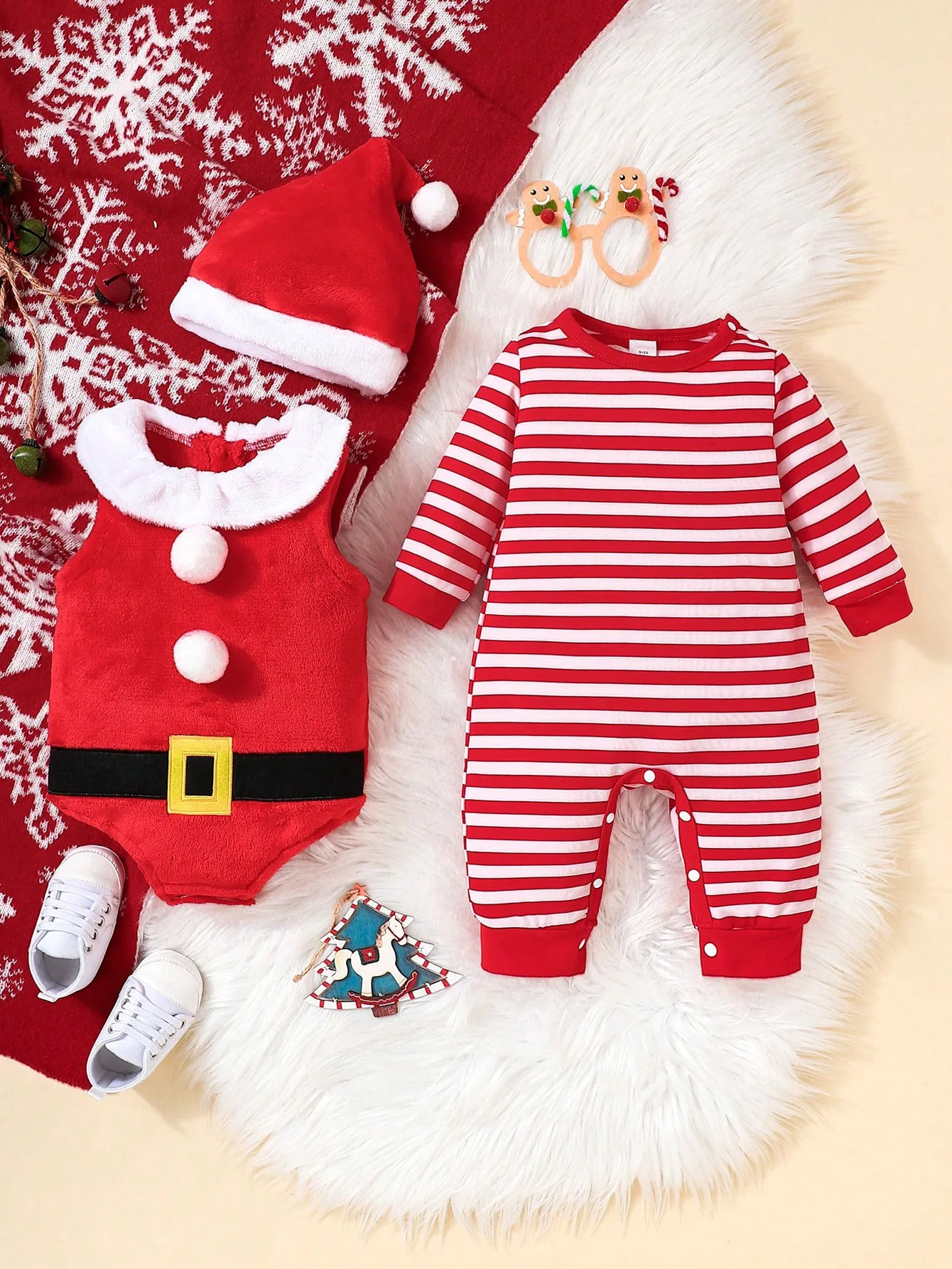 

Christmas-themed baby party outfit and cute one-piece suit