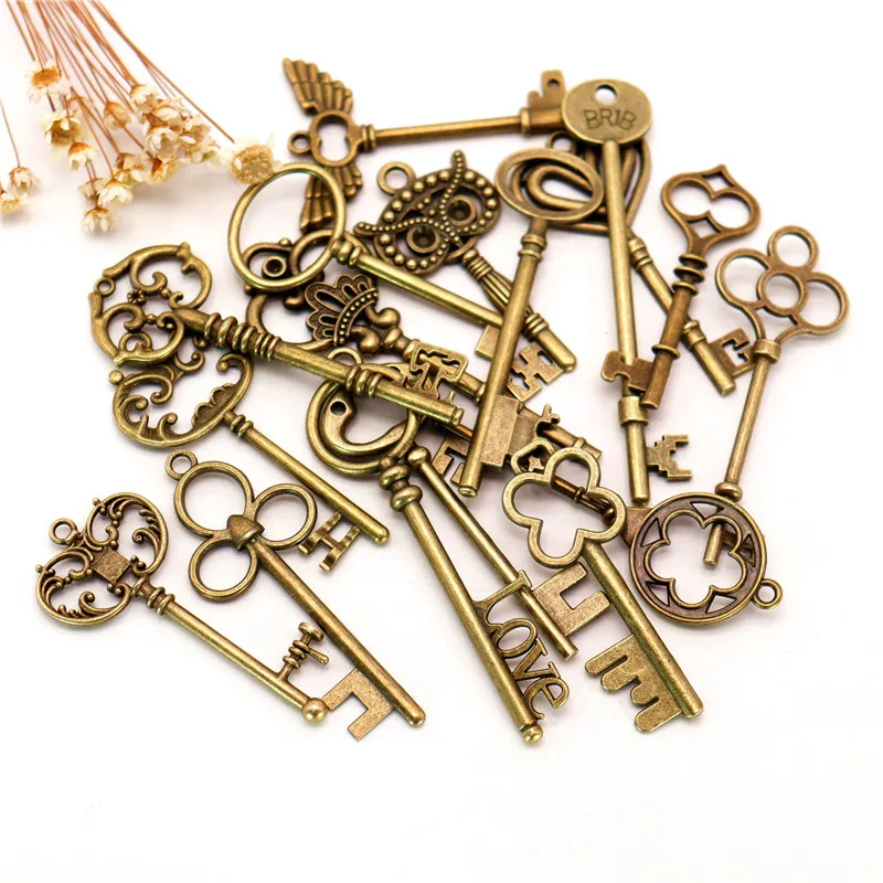 10pcs/Lot Retro Antique Bronze Heart Engraved Vintage Key Pendant-DIY Jewelry Charms for Necklace&Keychain Craft Making Supplies