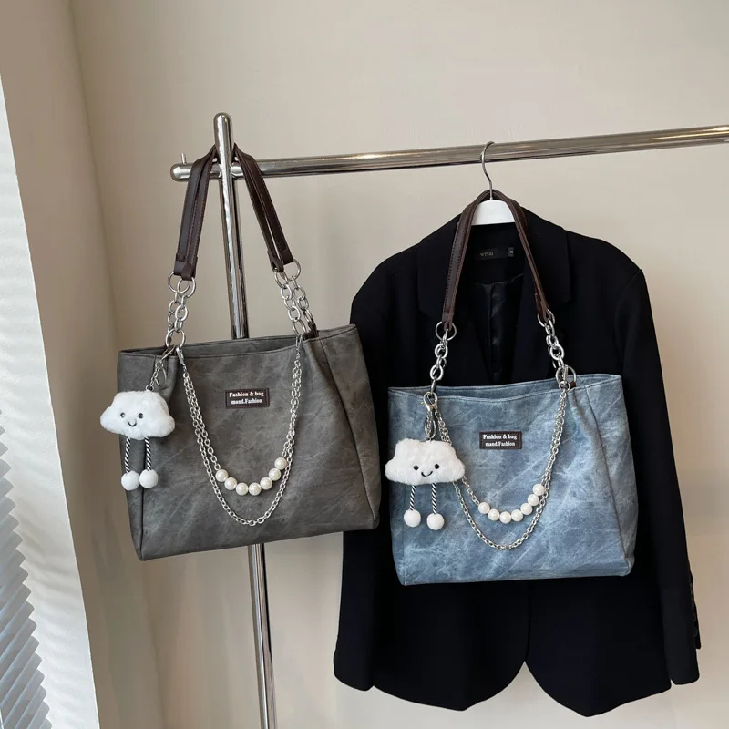 

Женские сумки на плечо большой вместимости, женская сумка-тоут с жемчужной цепочкой из искусственной кожи, женские сумки в студенческом стиле с кукольной подвеской