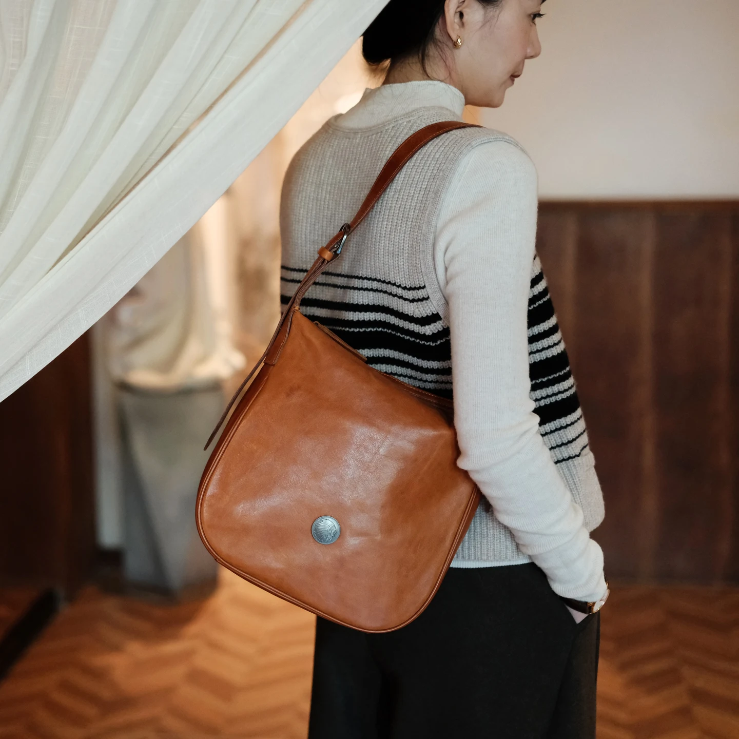 

PNDME vintage high quality vegetable tanned cowhide women's shoulder bag outdoor travel handmade genuine leather underarm bag