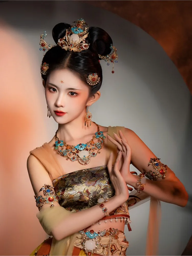 A complete set of ancient-style hair accessories armbands bracelets and waist chains