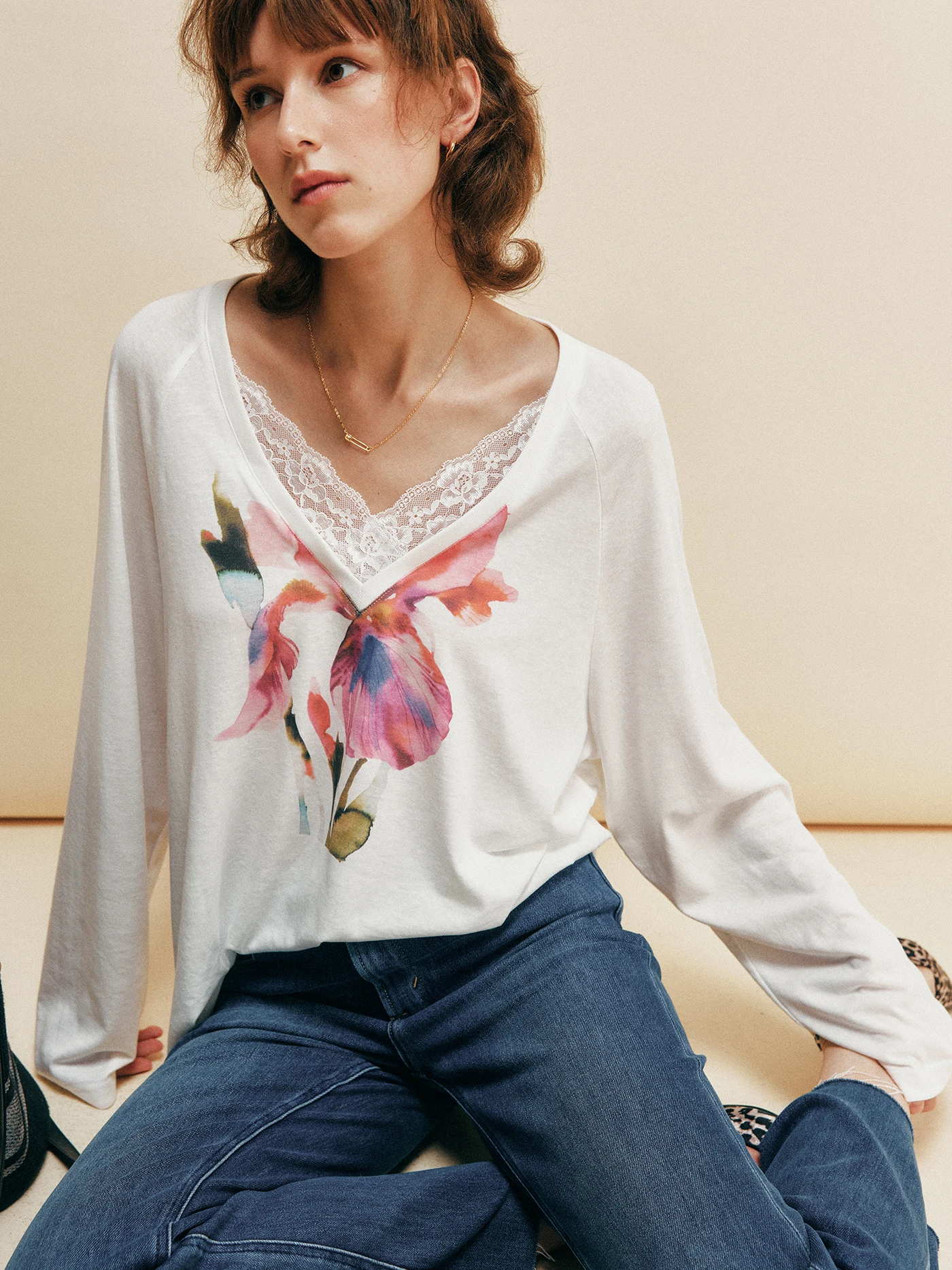 

Женская футболка с кружевными вставками, свободным кроем, V-образным вырезом, принтом, из смесового хлопка, с длинными рукавами, в повседневном стиле