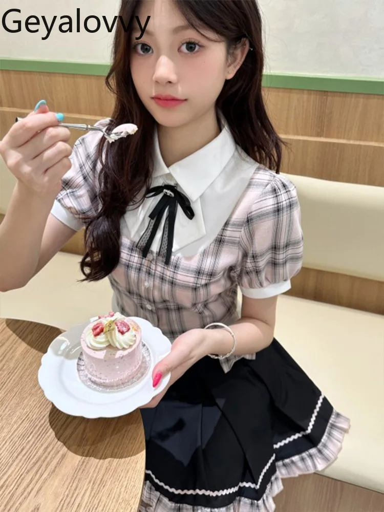 

Поддельная двухсекционная рубашка в клетку в стиле ретро в студенческом стиле. Универсальный тонкий топ с короткими рукавами для милых девочек и комплект плиссированной юбки с цветными блоками.