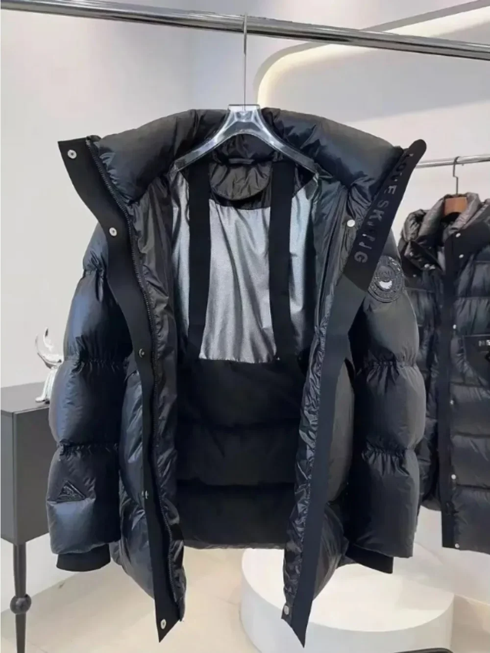 Modna czarna błyszcząca kurtka puchowa Damska kurtka puchowa 2024 Nowa koreańska wersja z kapturem Street Shooting Casual Parker Coat — zdjęcie 6