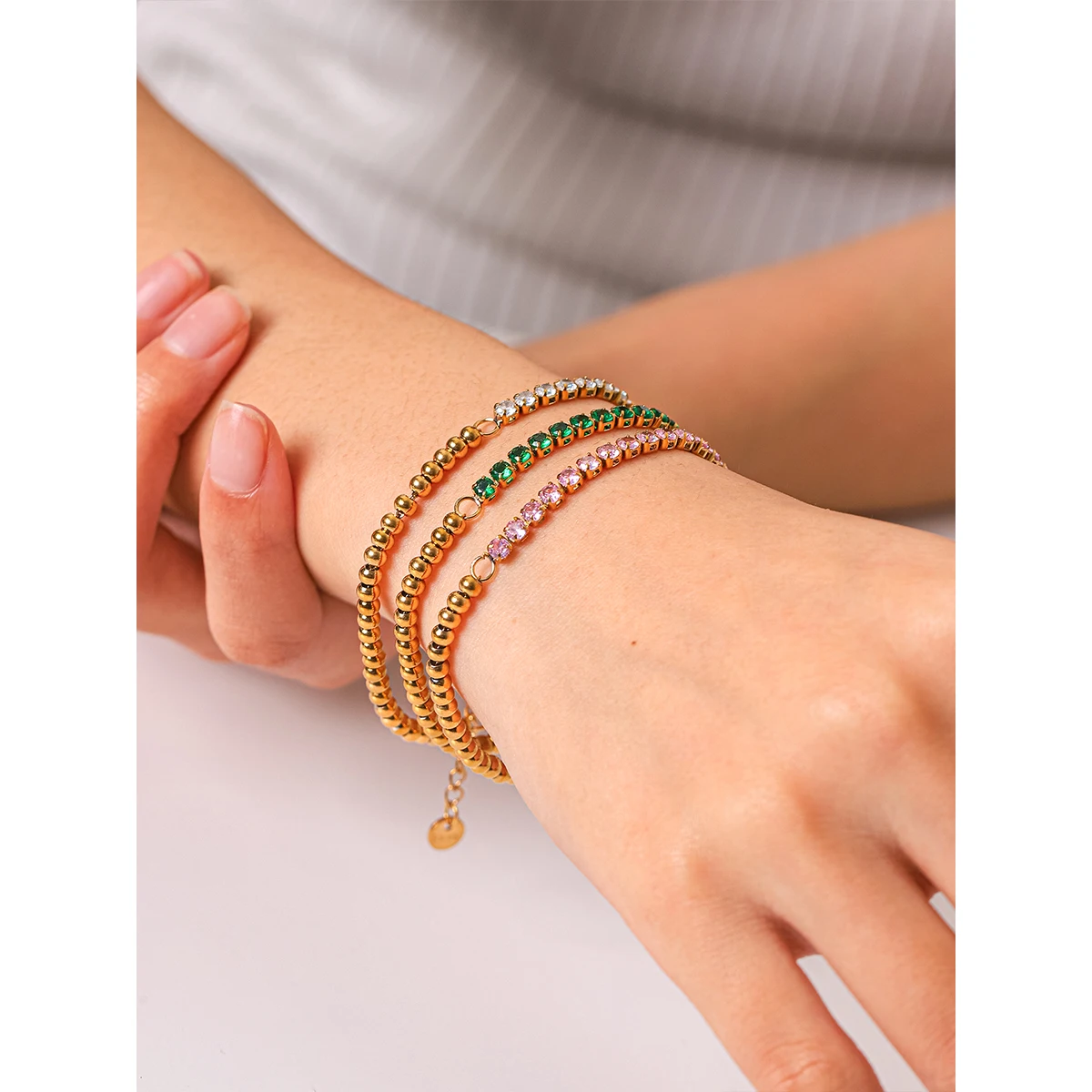 Neues schickes, dünnes, farbenfrohes Armband mit Zirkonia-Steinen, 18 Karat vergoldet, Edelstahl-Armreif für Damen, für den Alltag. – Detail 9