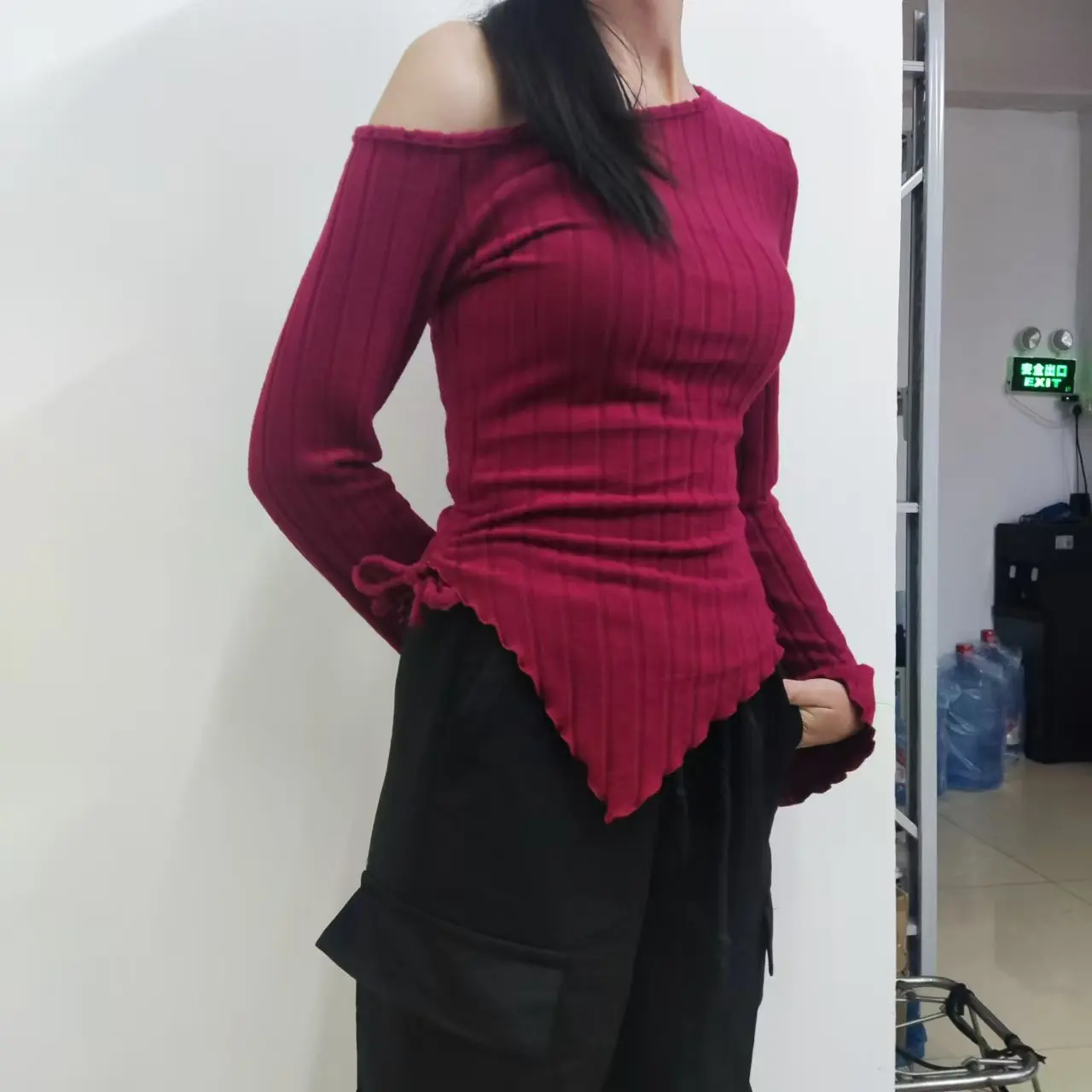 Damen Einfarbiges Schulterfreies Langarm-Shirt mit Asymmetrischem Schnitt, Elegantes Casual Street-Style Top mit Trompetenärmeln – Detail 18