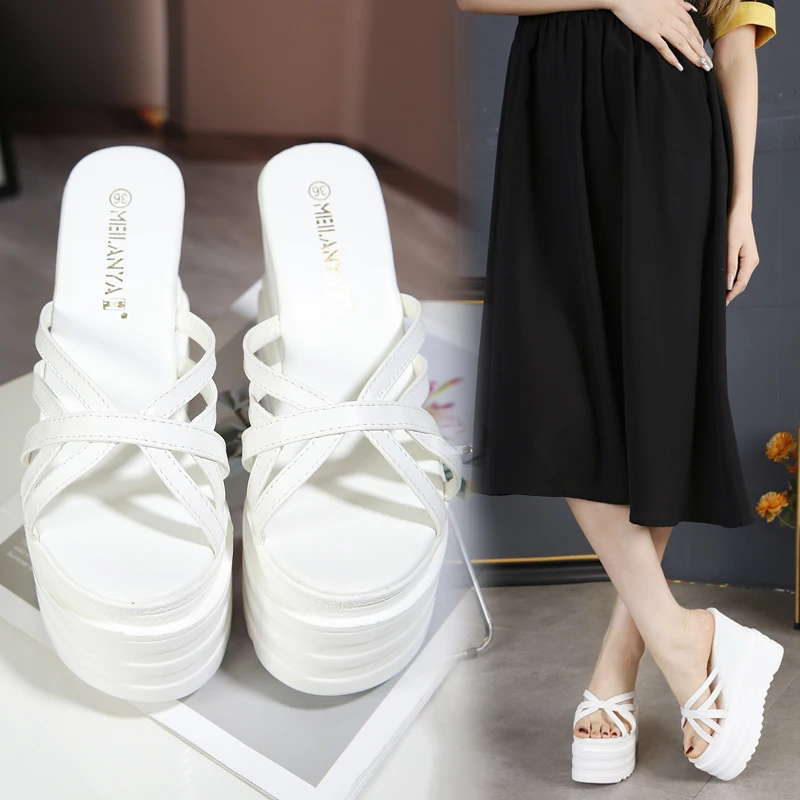 النعال سميكة سوليد للنساء الصيف 15 سنتيمتر زيادة كعكة الإسفنج معقود المفتوحة تو شاطئ الوجه يتخبط النساء الشرائح