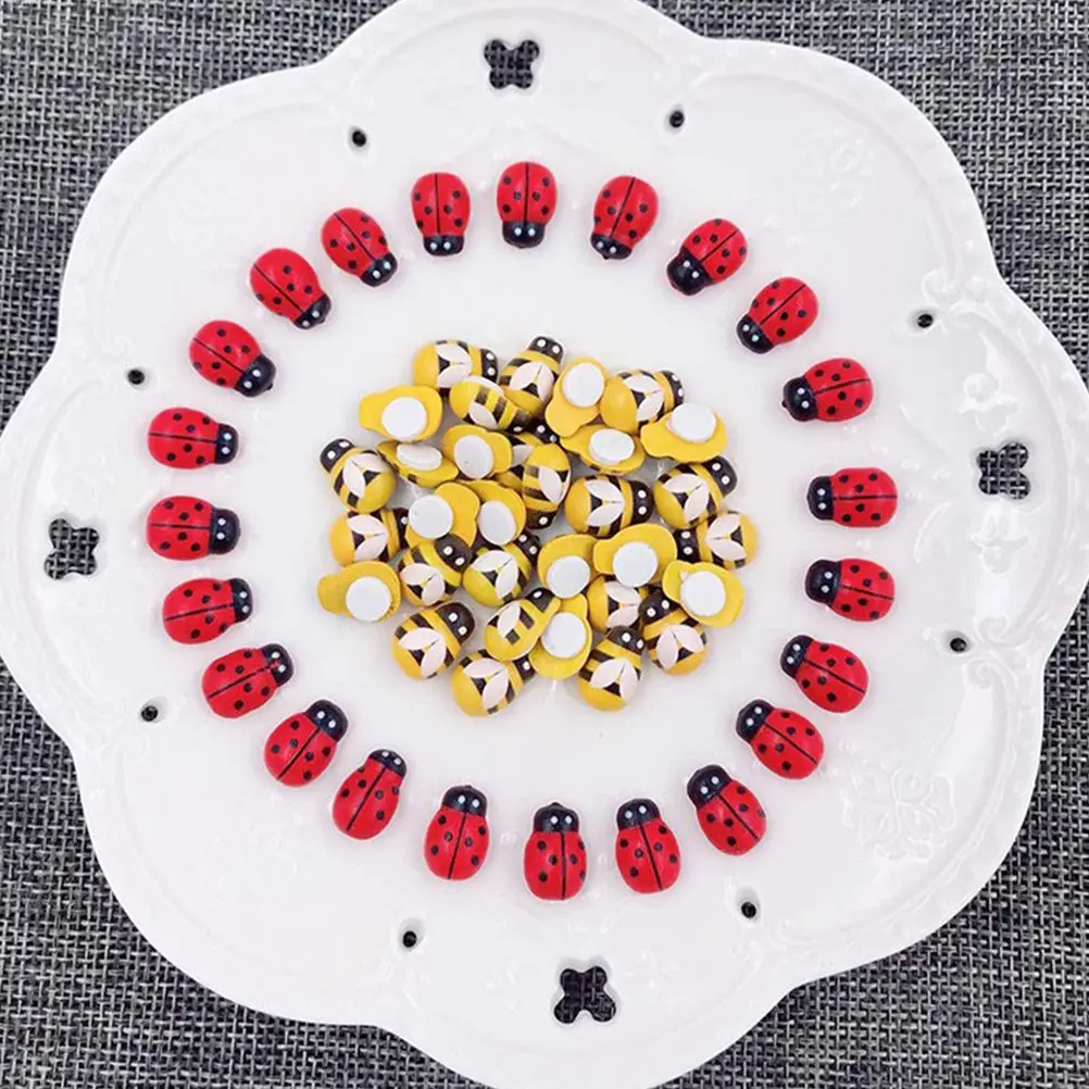 

400 шт. деревянных мини-украшений в виде пчел и божьих коровок для рукоделия, декора, микроландшафтов, украшения тортов и праздничных мероприятий