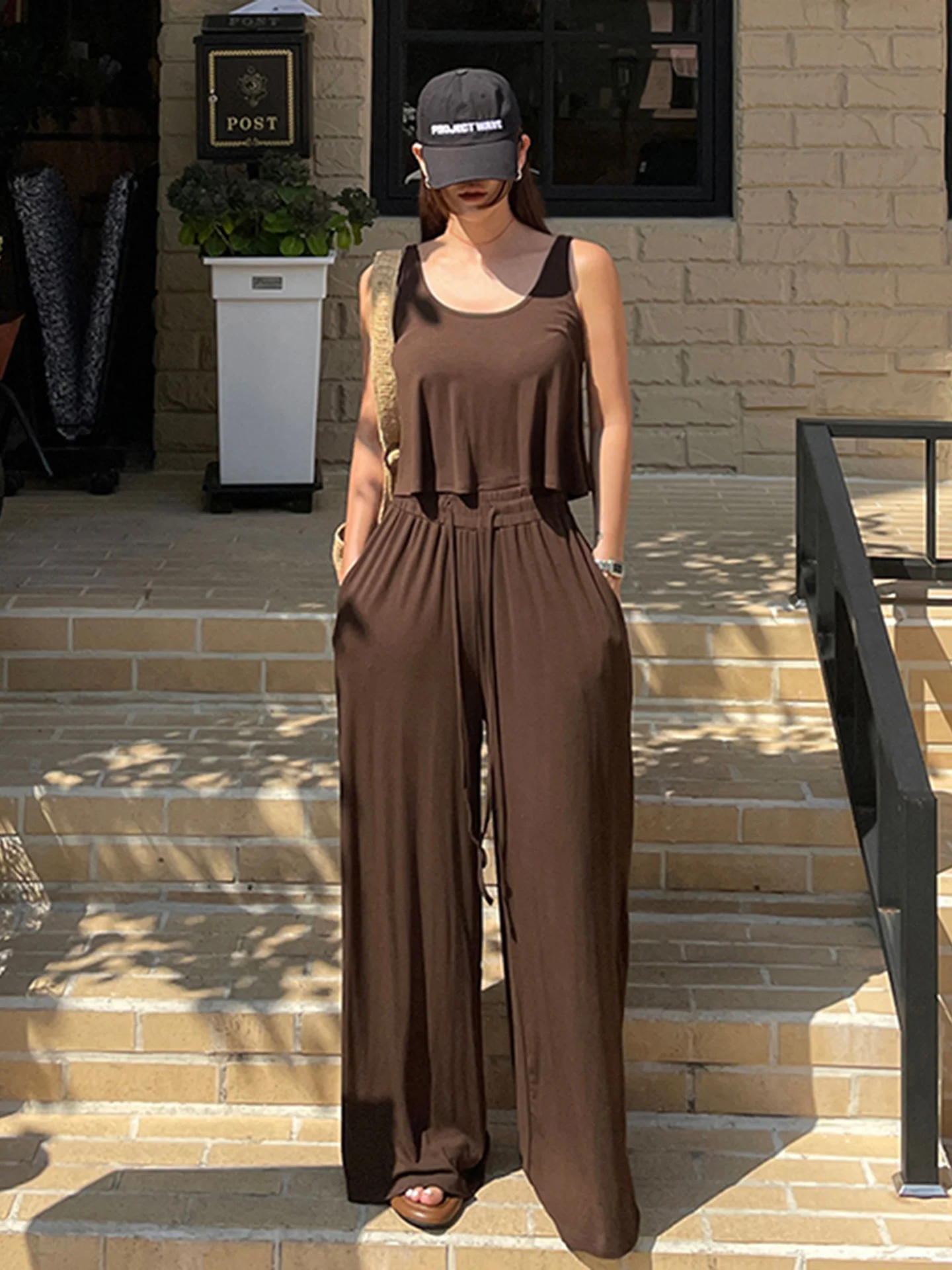 

Летний комплект 2025: Новинка! Модный повседневный костюм из шелка и хлопка с широкими брюками и топом-майкой для женщин – комфорт и стиль.