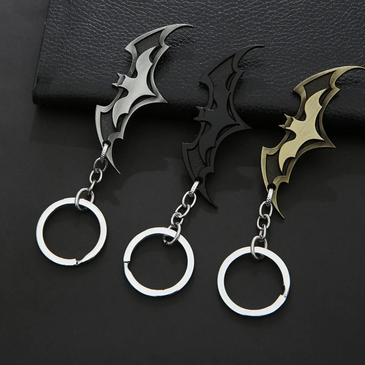 Creative Anime Bat Pendants Keychains Personalized Metal Bat Keychain Couple Men and Women High-end Car Key Chain Birthday Gift