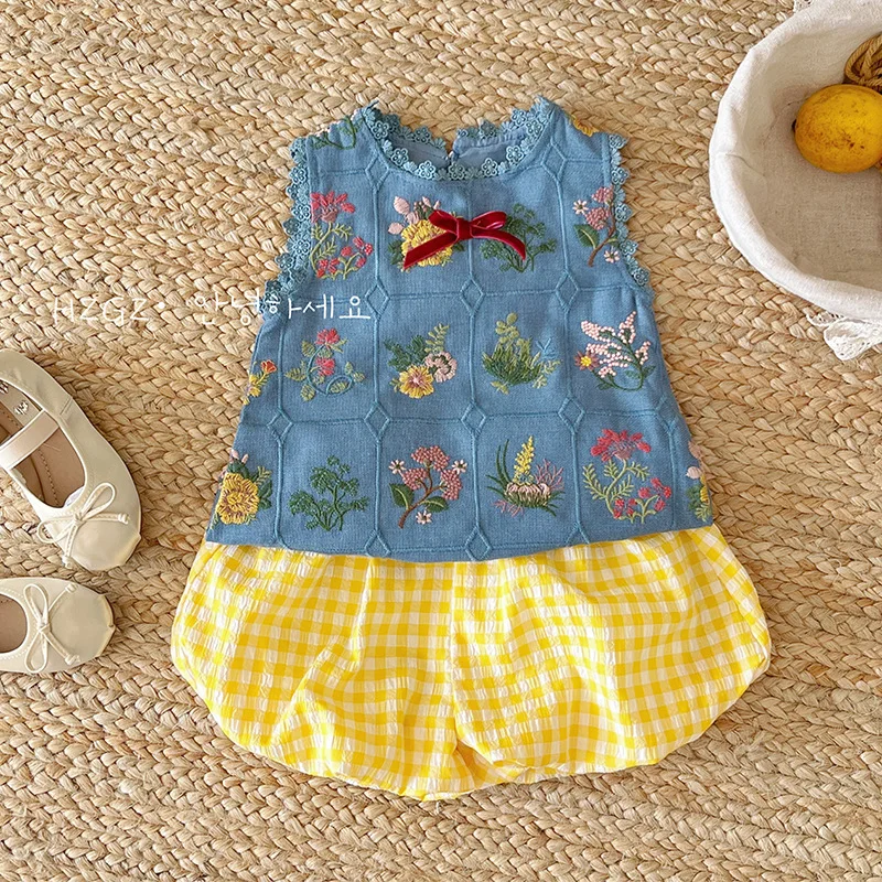 

Летние комплекты для малышей, новинка 2025, корейский модный хлопковый топ без рукавов с цветочной вышивкой и желтые шорты в клетку