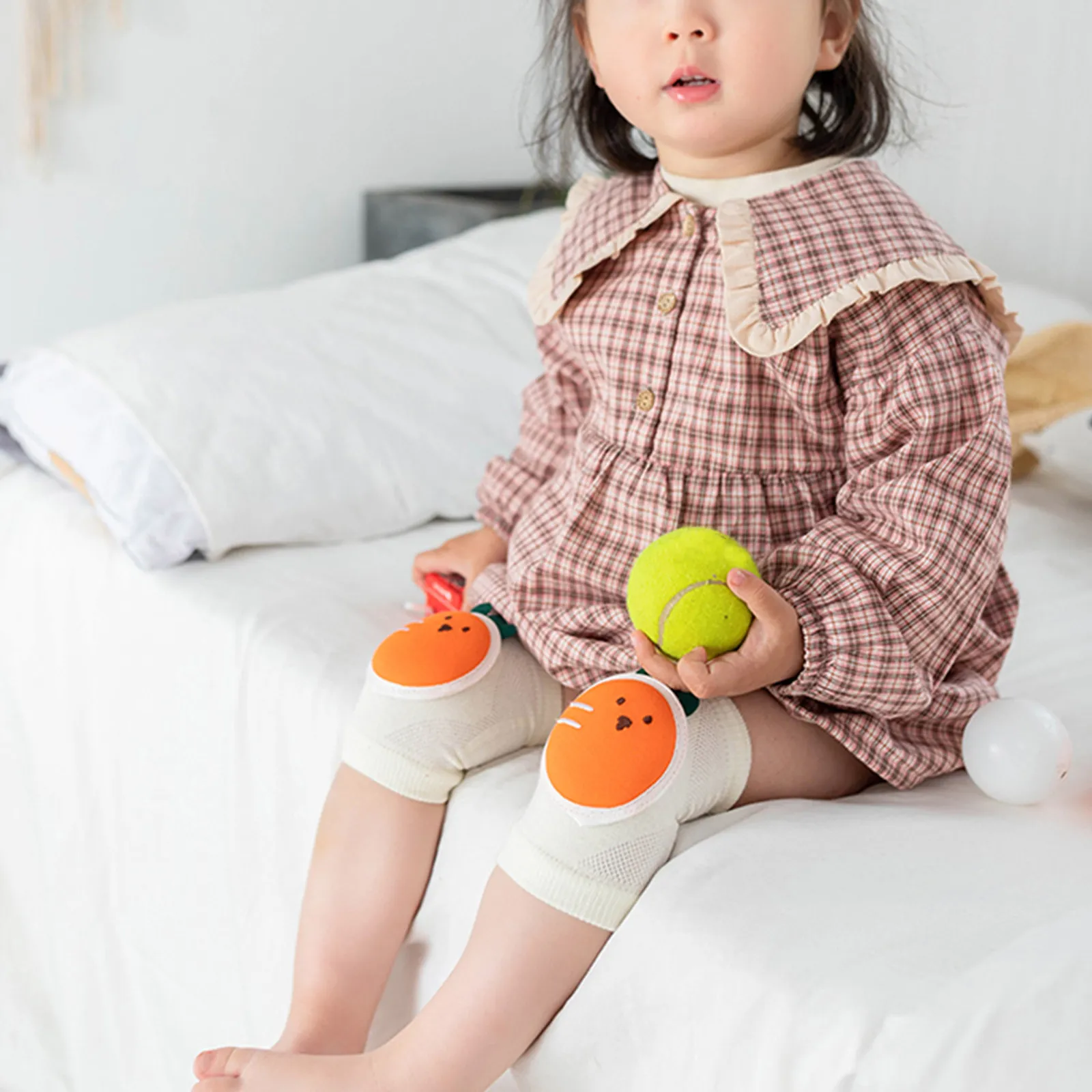 1Pair Baby Kneepads Adorable Pattern Breathable Sweat Absorbent Knee Protection for Curious Crawlers Infant Toddler Radish Style