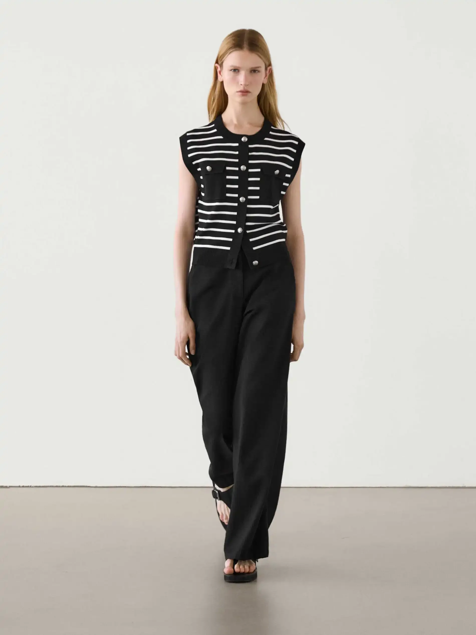 

Эфирный костюм 2025 Massidutti, весенний новый стиль, женский повседневный модный полосатый вязаный жилет с круглым вырезом, жилет без рукавов