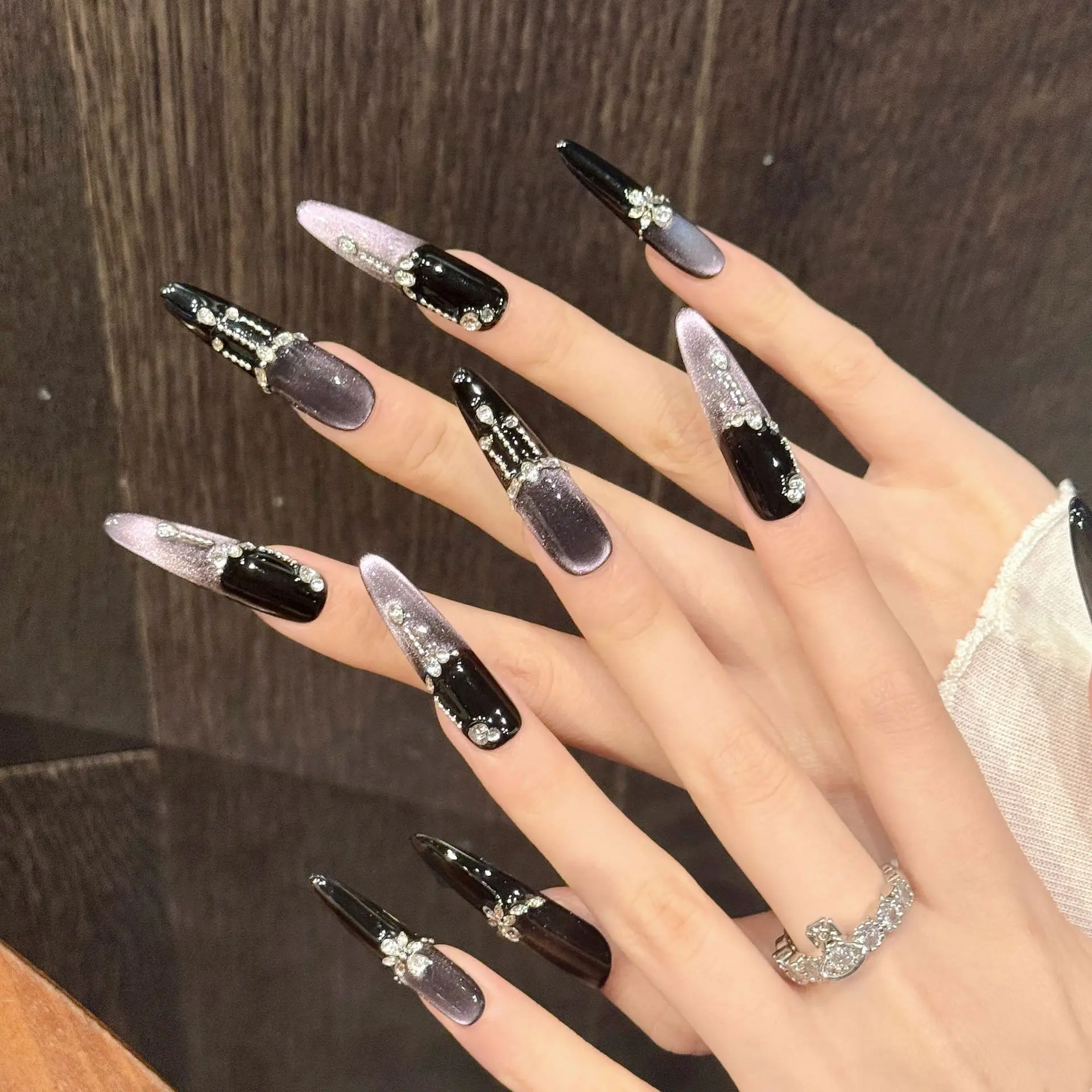 10PCS 럭셔리 핸드메이드 네일 퍼플 나이트메어 롱 디자인 라이트 럭셔리 스타일 반짝이는 바이올렛 캣아이 지르콘 라인스톤 4-피스