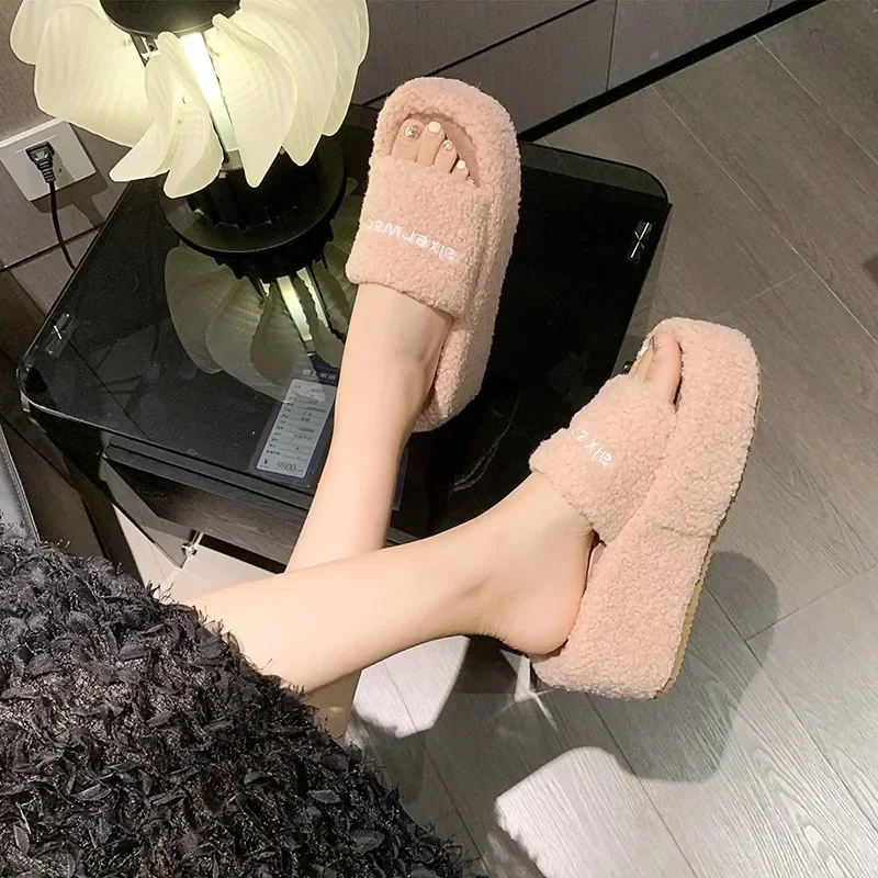 Autunno e inverno fuori stagione che indossa pantofole in peluche con tacco inclinato per le donne Pantofole in cotone Matsuke con suola spessa di