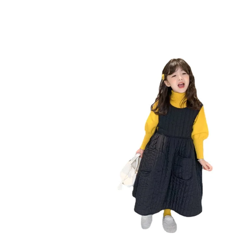 فستان بناتي شتاء 2025 النسخة الكورية الجديدة بدون أكمام مبطن من القطن برباط علوي سميك بلون سادة تنورة للدفء