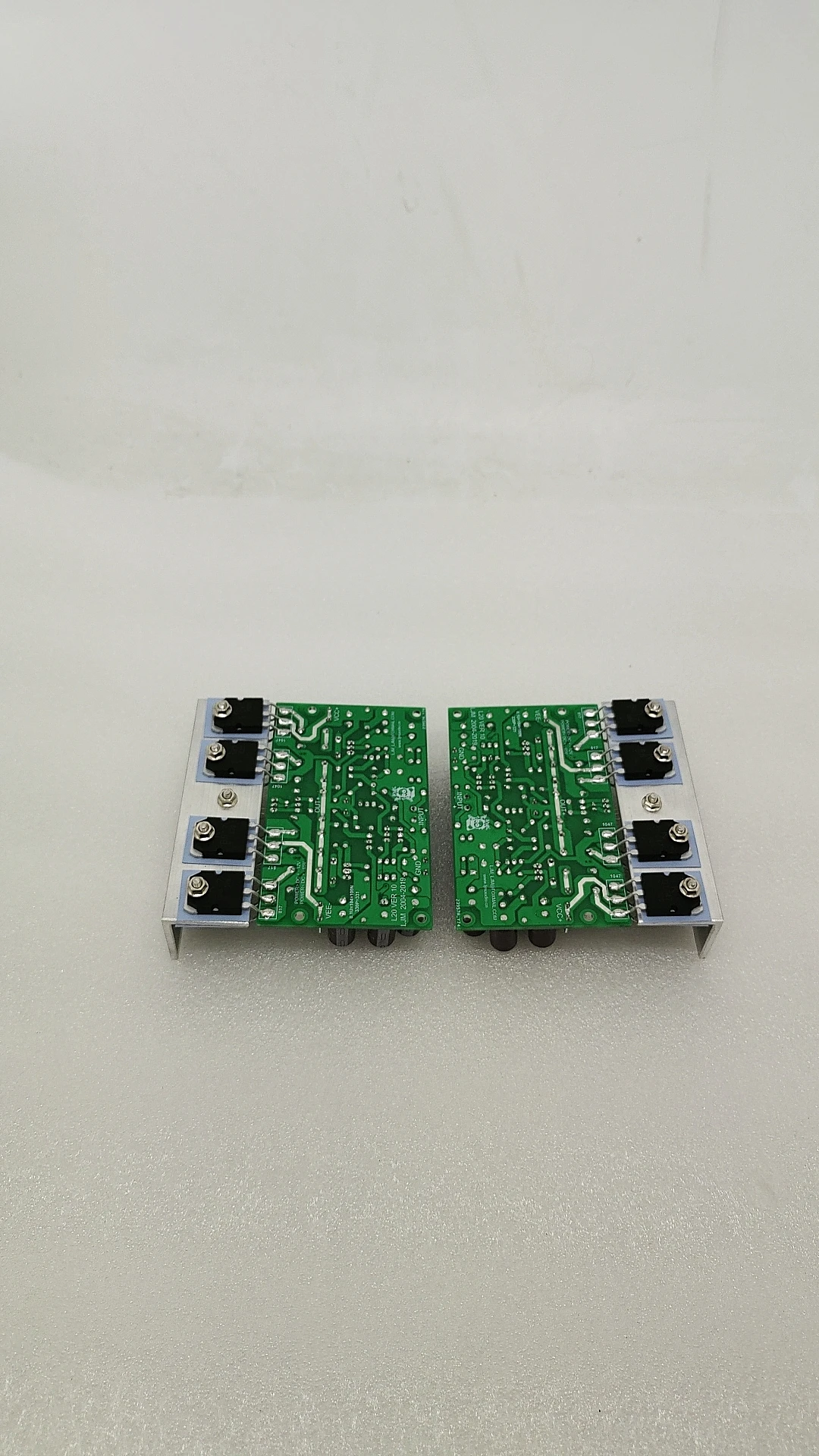 amplificateur-de-puissance-stereo-hi-end-l20-ver-10-2-pieces-carte-finie-200w-8r-avec-aluminium-angulaire