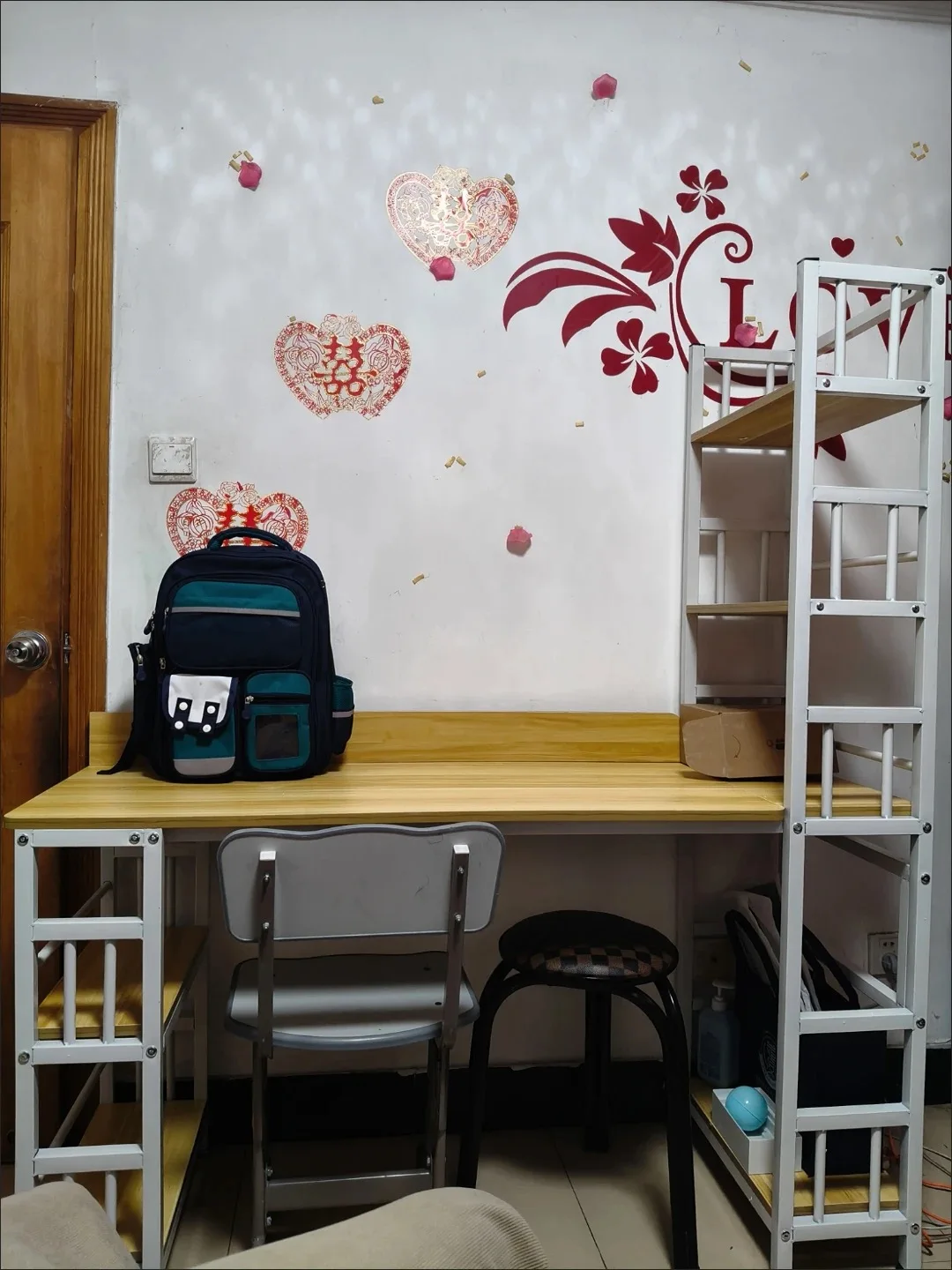 Home Use Computer Desk with Bookshelf in One for Notebooks And Office Work Youth And Children's Writing Desk with Storage Rack