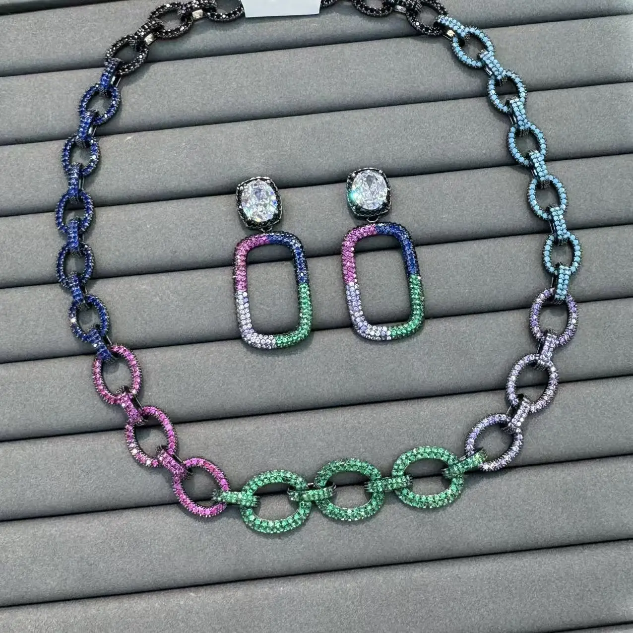 

Новый комплект серег и ожерелья с микропокрытием и бриллиантами