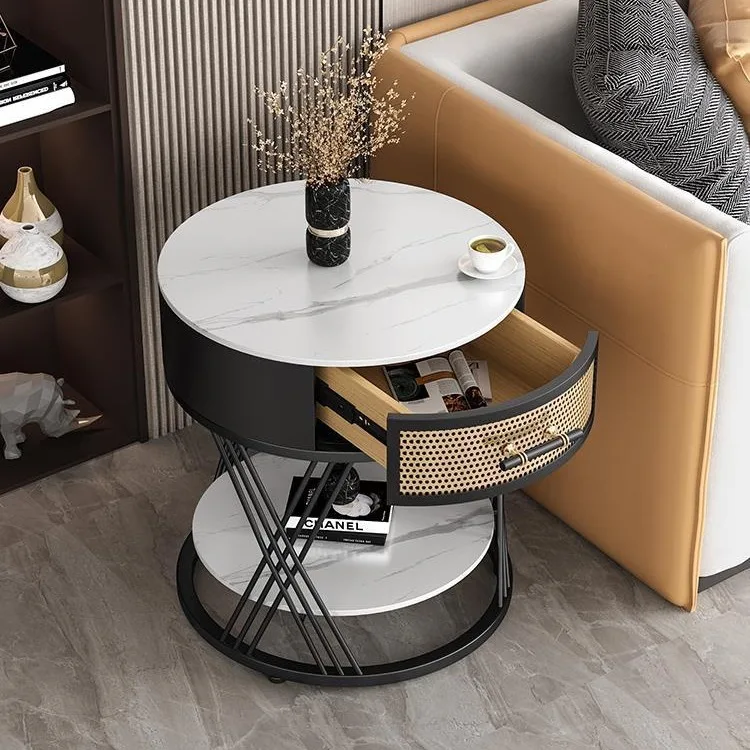 Soggiorno nordico lastra di roccia divano bordo pochi, comodino rotondo armadietto laterale, balcone con cassetti tavolino portaoggetti