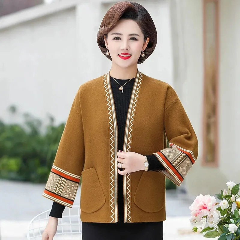 Mom's 2023 Autumn New Women's Coat Fashionable and High end 2023 New 40 to 50 Year Old Women's Knitted Cardigan Top Solid Color