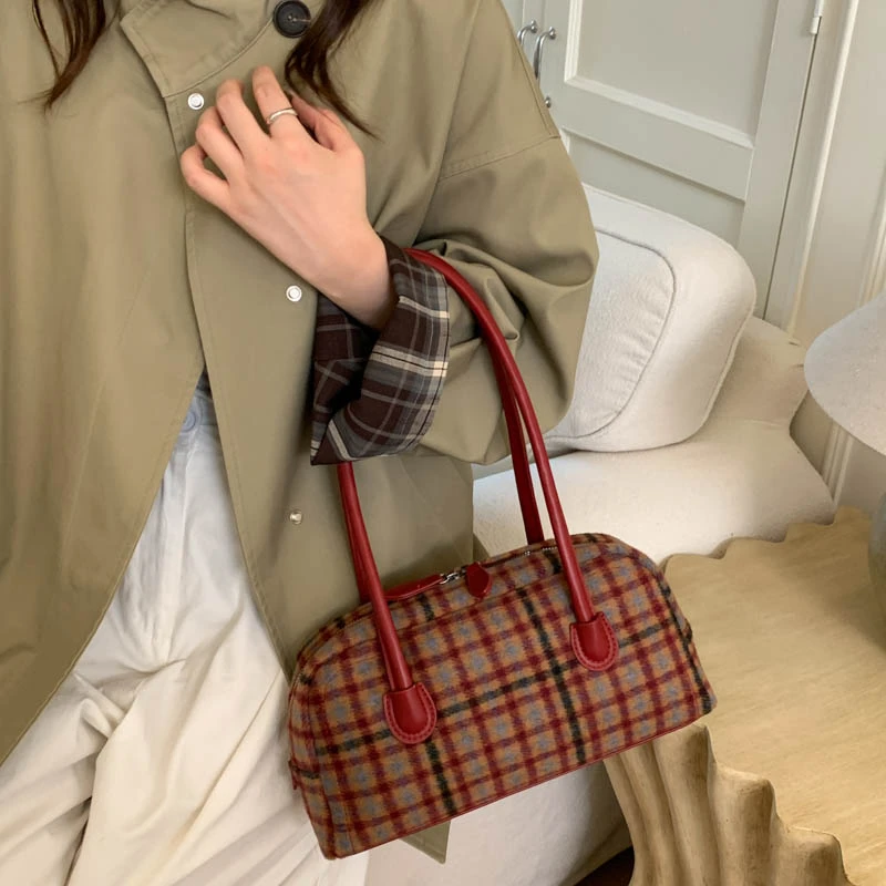

Красная клетчатая сумка 2023, новая шерстяная сумка Sle, осенне-зимняя сумка для французского хлеба, подмышки, корейская сумка для боулинга, сумка на одно плечо