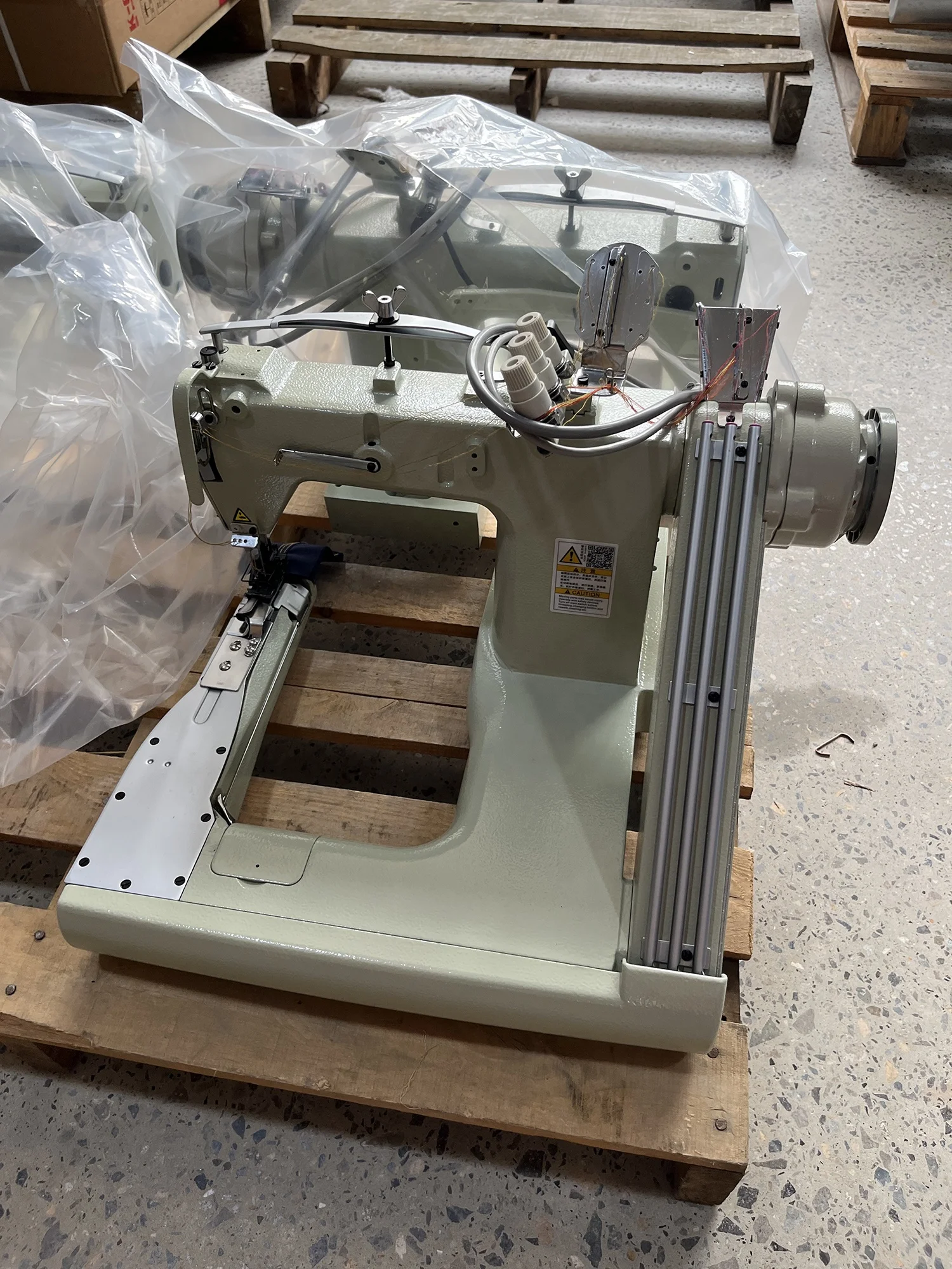 

Лидер продаж: Промышленная швейная машина цепного стежка QK-928 с тремя подающими рукавами для средних и тяжелых материалов, высокоскоростная, цена