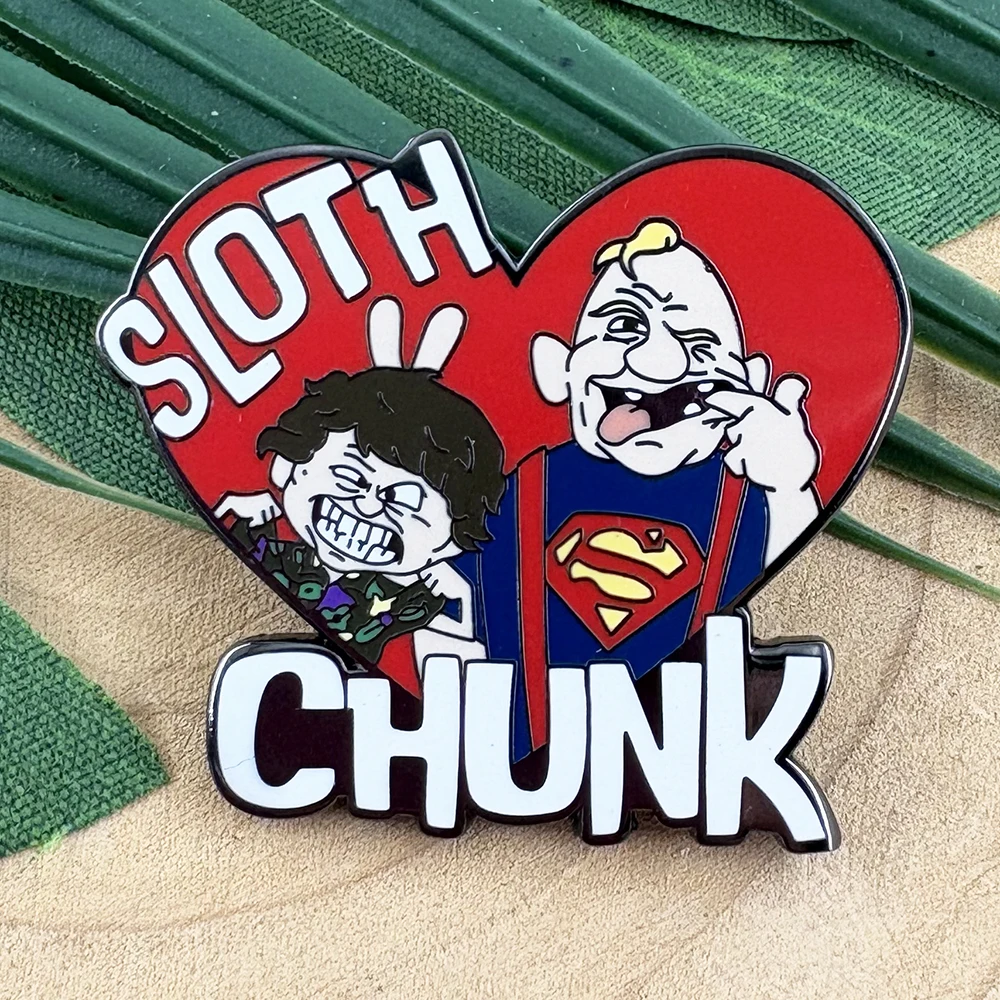 The Goonies Hey You Guys Super Sloth und Chunk Herz-Brosche Anstecknadel Lustige Gruselige Emaille-Pin Cooles Klassisches Film-Fan-Geschenk-Abzeichen – Detail 2
