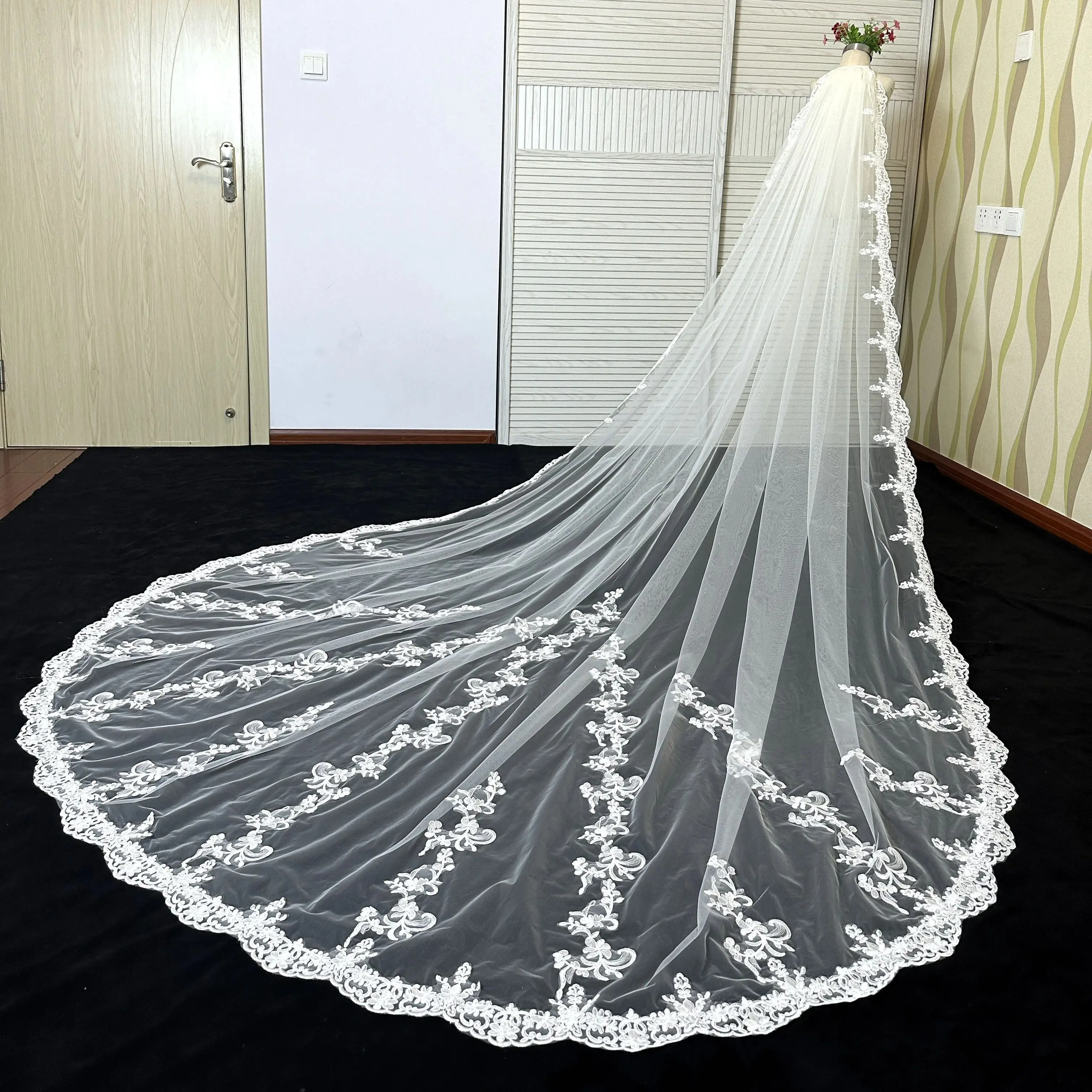 Real Photo Romantic 3 M Wedding Veil Cathedral One Layer Lace Appliqued Long Bridal Veils With Comb Woman Marry Gifts