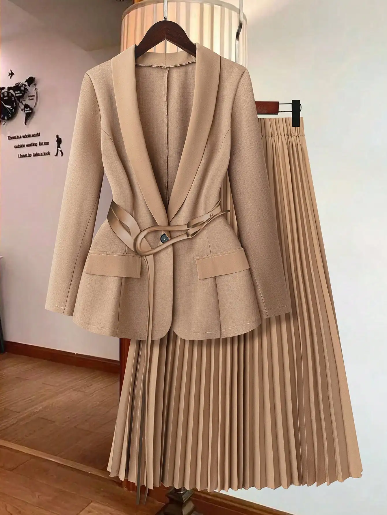 

Костюм для женщин больших размеров: бежевый блейзер с длинными рукавами, поясом и плиссированной юбкой для офиса или осеннего гардероба
