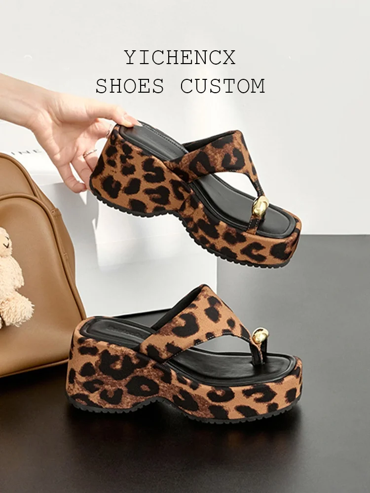 sandali-donna-estivi-2026-nuovi-con-tacco-spesso-rialzato-stampa-leopardata-e-pois-stile-vacanza-al-mare-ciabatte-intrecciate-con-cinturino-tra-le-dita