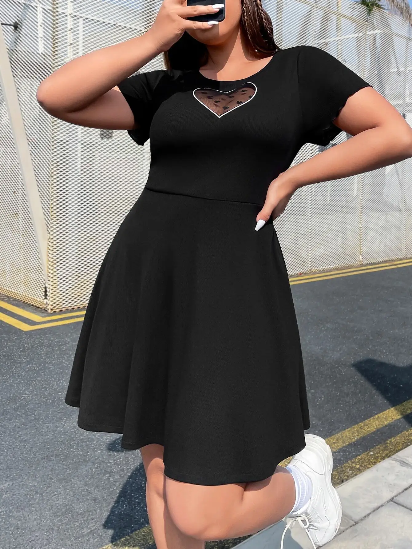 

Черное платье А-силуэта с сетчатым вырезом в форме сердца, короткий рукав, летнее, повседневное