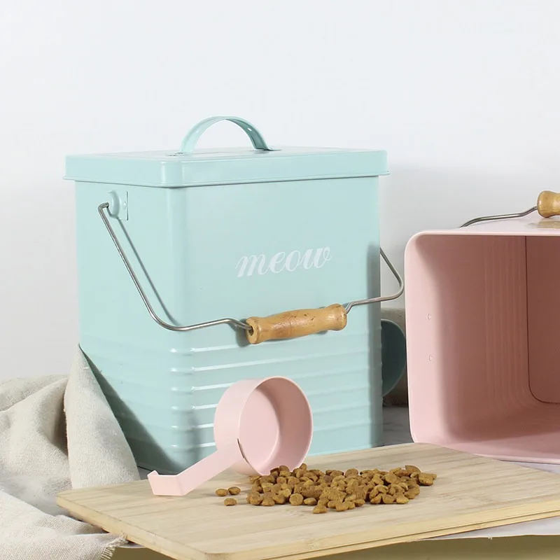 Large Capacity 2.5kg 7.5kg Macaron Color Iron Material Sealed Moisture Proof Belt Handle Free Spoon Pet Grain Storage Bucket