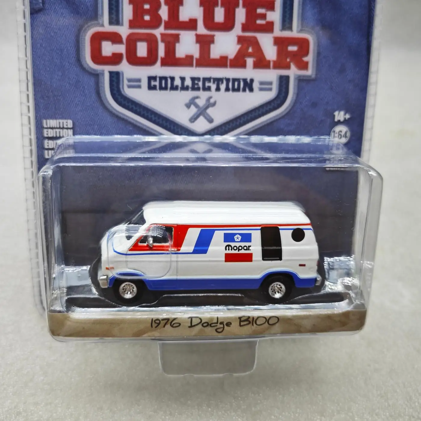1:64 1976 Dodge B-100 van Advanced Collection Ornament automodellen