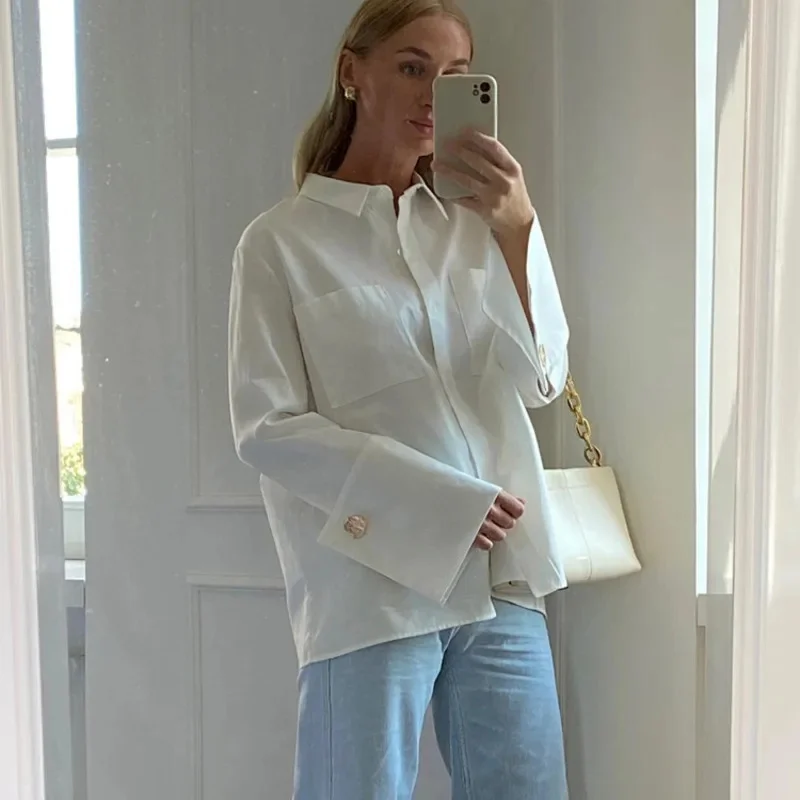 Elegante witte damesblouse met revers, kantooroverhemd met lange mouwen en zakken, casual klassieke top voor dames, stijlvolle vrouwelijke kleding