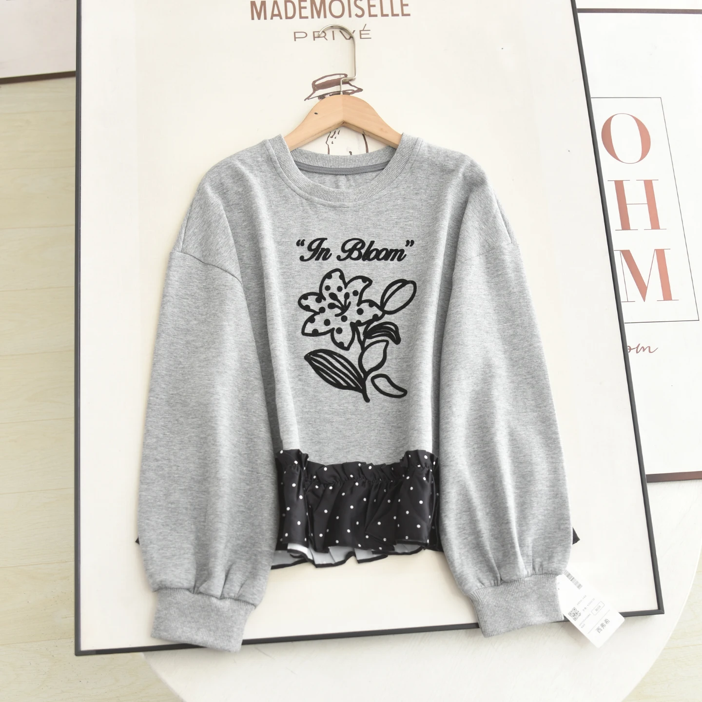 

Серый женский свитшот с принтом и круглым вырезом, с дизайнерскими вставками, весенне-осенний, модный, элегантный стиль, блузка-топ с широкими бретелями