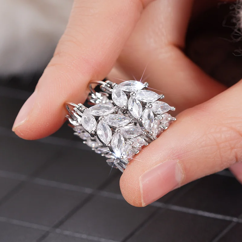 Huitan Elegante, schlichte Damen-Creolen mit glänzendem Marquise-förmigem Zirkonia für Hochzeit, Party, Accessoires, Schmuck
