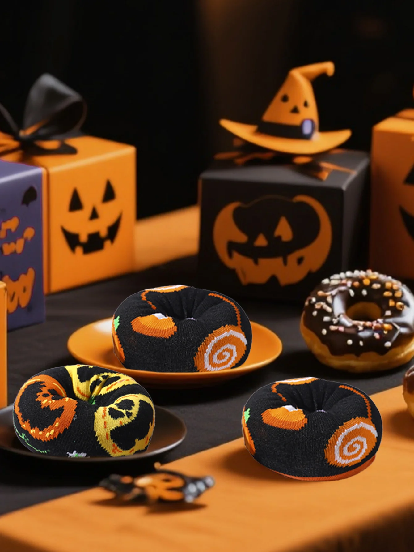 ユニークで創造的なデザインの男性用と女性用の同じ靴下が 2 足、ドーナツの形をした、楽しいハロウィーンやその他のホリデーギフトです。