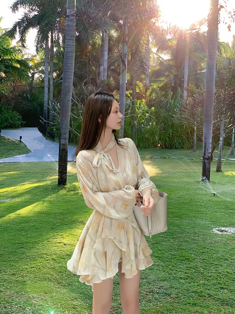 Chiffon-Kleid mit V-Ausschnitt und Puffärmeln, langärmelig, für den Sommer, taillierter, unregelmäßiger, kurzer Rock mit gelbem Blumenmuster