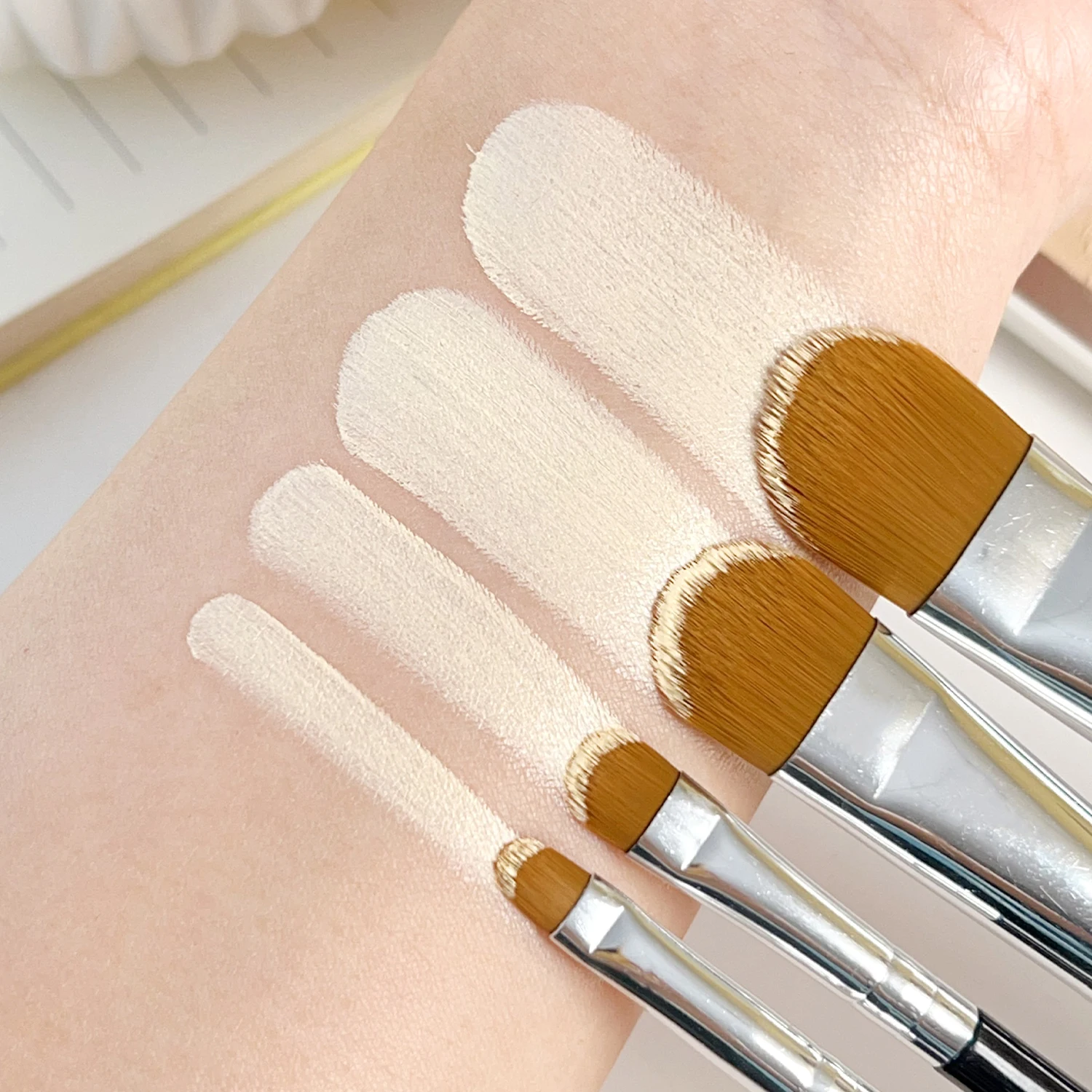 4 Arten von Größen, ultradünner, zungenförmiger Concealer-Pinsel, professionelle flüssige Grundierung, Creme, Concealer-Pinsel, weiche Make-up-Tools