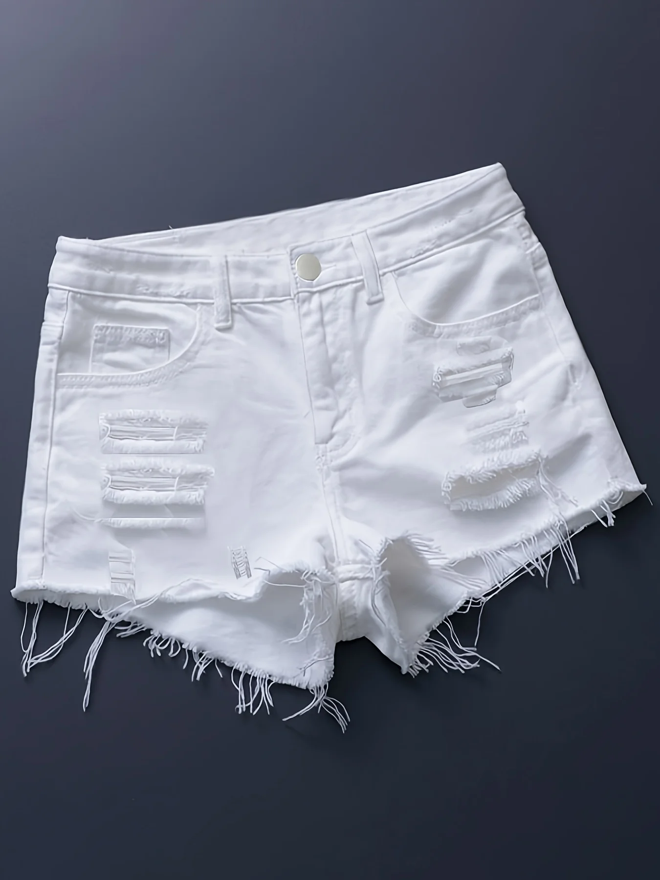 Bermuda da donna elegante in denim bianco puro a vita alta, vestibilità slim elasticizzata, pantaloncini versatili in denim strappato bianco tinta unita