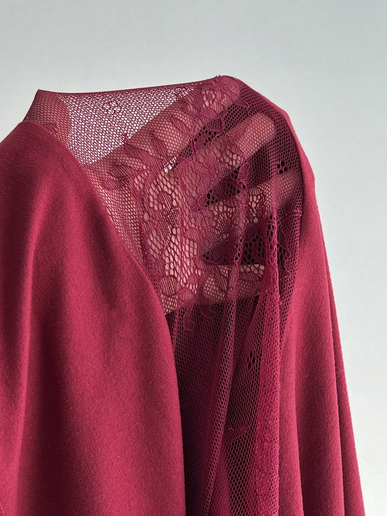 Vestido Mini Bodycon Vermelho Vinho com Ombros Descobertos, Manga Longa, Painel de Renda e Amarração Lateral