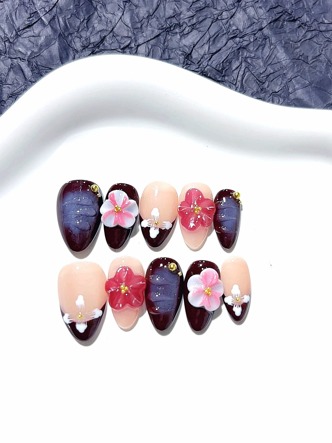 Prensa de almendras florales burdeos en las uñas (D302)