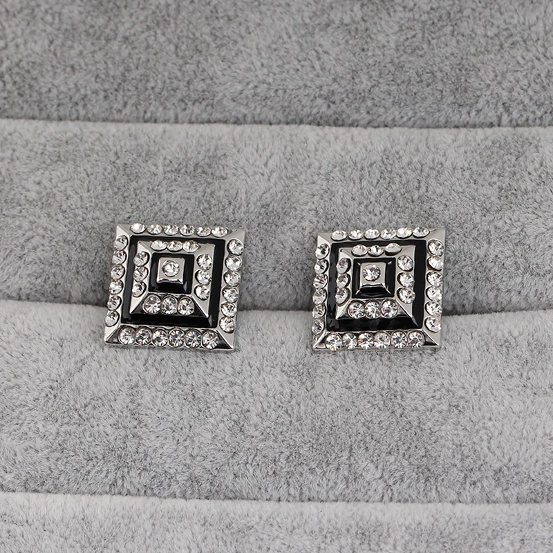 2Pcs/Set Dazzling Crystal Pyramid Shaped Mens Cufflinks Luxury Grooms Black Enamel And Rhinestone Paved Design Cuff Button