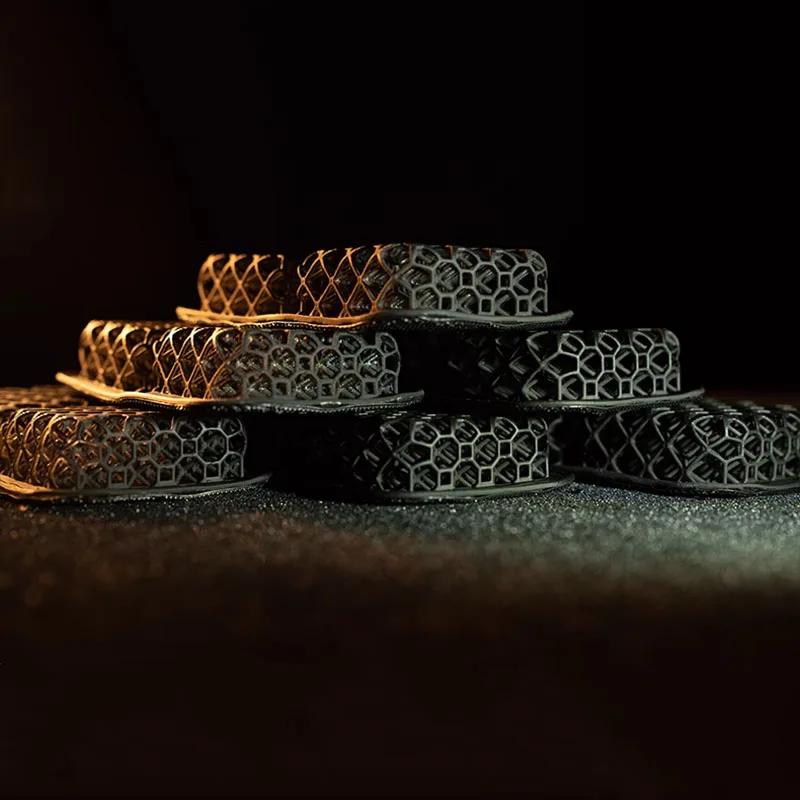 แผ่นรองเสื้อกั๊กยุทธวิธีลายตารางสามมิติ, แผ่นรองหมวกนิรภัย, แผ่นระบายอากาศ, ภายในที่นุ่มสบายสำหรับการฝึกซ้อมและล่าสัตว์ในช่วงฤดูร้อน