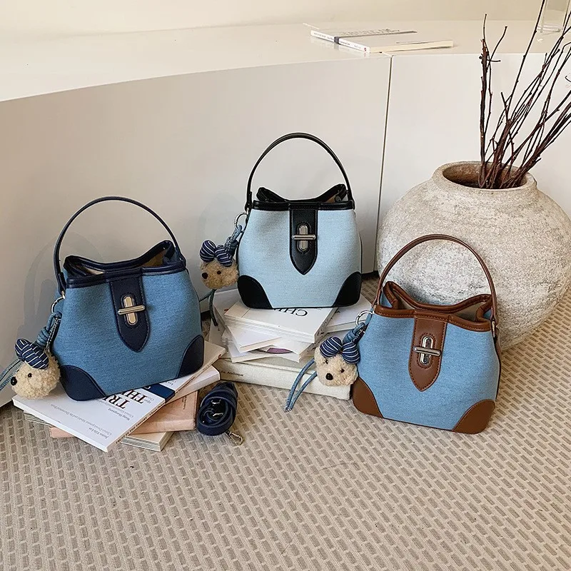 borsa-a-secchiello-in-denim-blu-di-nuova-moda-2026-design-trans-stagionale-texture-color-block-versatile-a-spalla-singola-a-tracolla